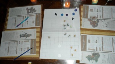 Table de jeu (combat Chapitre Zéro : Après une victoire sur un groupe de gobelins en forêt, les 4 aventuriers affrontent des voleurs saltimbanques sur la place d’un village!)